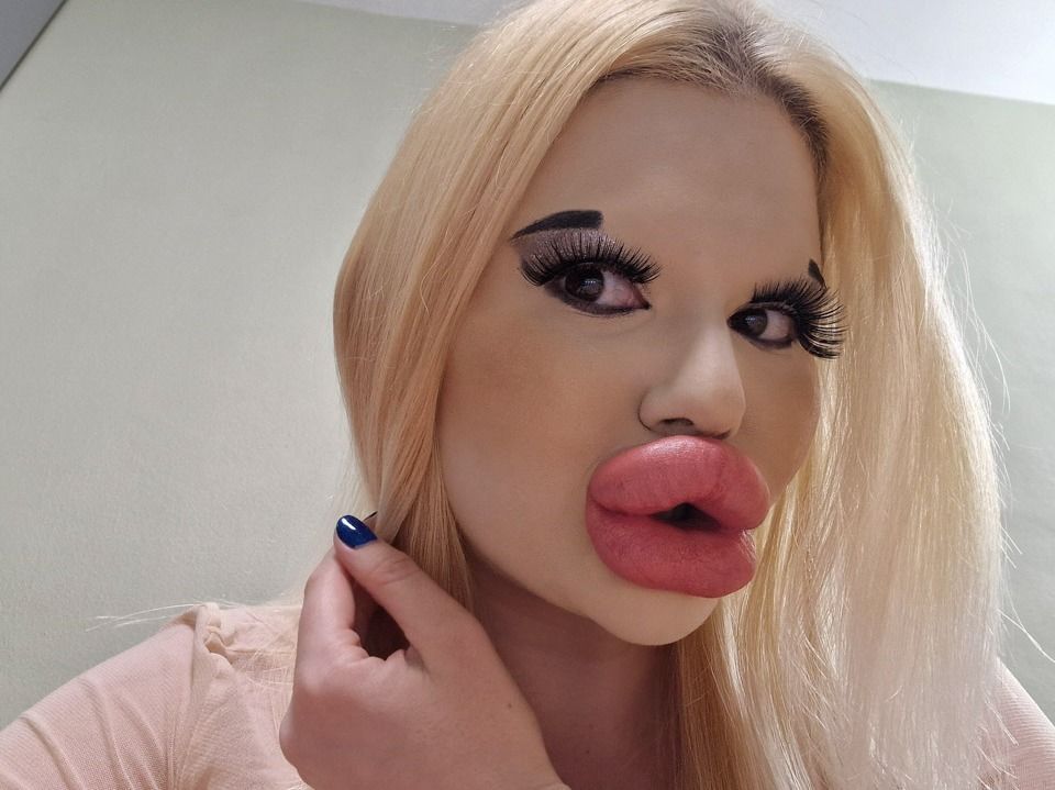 Ivanova face muncă erotică cu buze mari