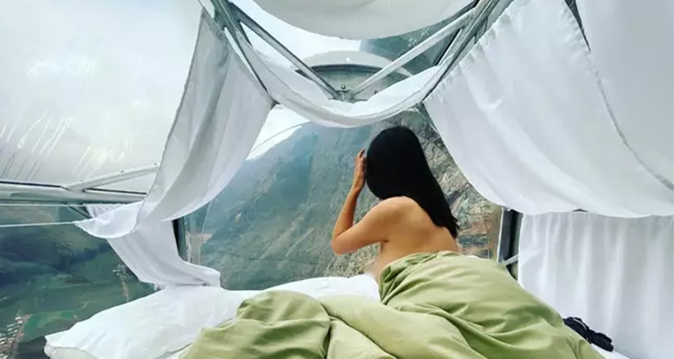 Mia Lee face muncă de escortă