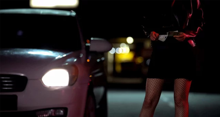 Prostituată lucrează pe stradă