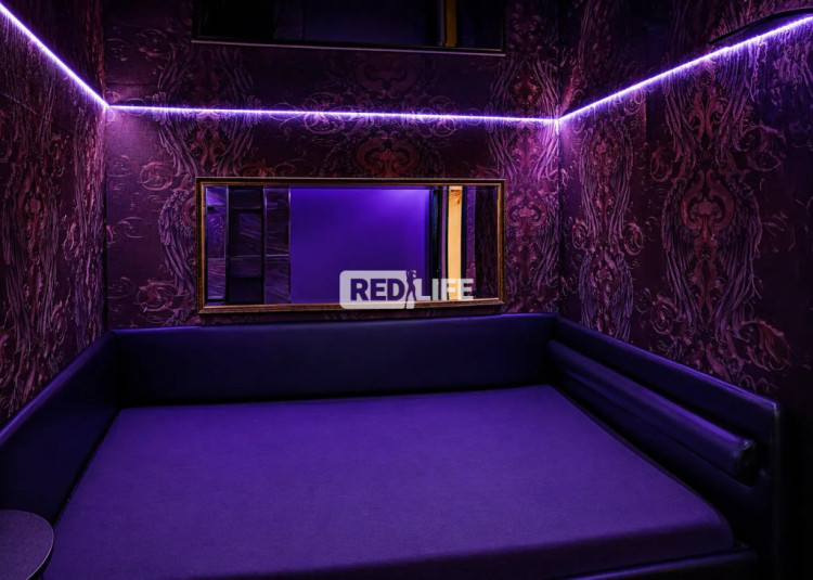laufhaus nightclub peepshow
